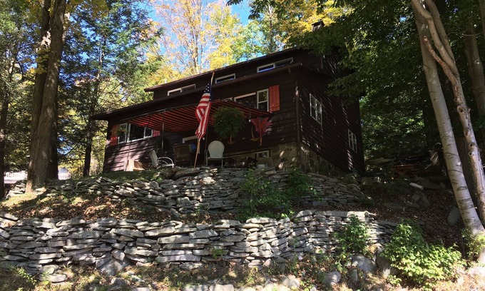 Greentown Casa | 4 br / 2 ba Encantador de la vista del lago rústico. Nadar, barco (resbalón disponible), pescar, RELAX !!