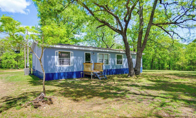 Lebanon Cabaña | 4 Mi to Bennett Spring SP: Dog-friendly Home!