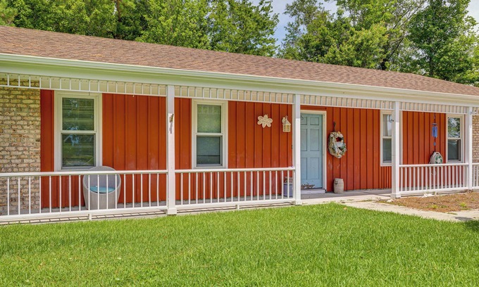 Morehead City Cabaña | 4 Mi to Radio Island Beach: Family Cottage