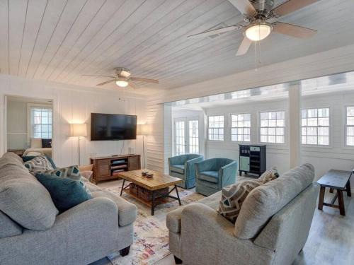 Tybee Island Casa | 4 Minute Walk To North Beach! Classic Cottage!