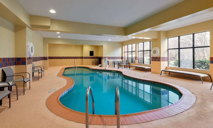 Smithfield Hotel | 4 Units | Free Parking & Breakfast – Walk to Bryant, 10 Min to Twin River