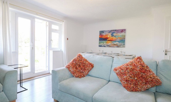 Pagham Cabaña | 44 WEST FRONT ROAD, pet friendly, character holiday cottage in Pagham