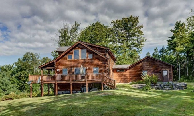 Whitefield Casa | 489O Beautiful modern log home on 17 acres close to skiing, private, views, fire pit, Ping Pong, AC!