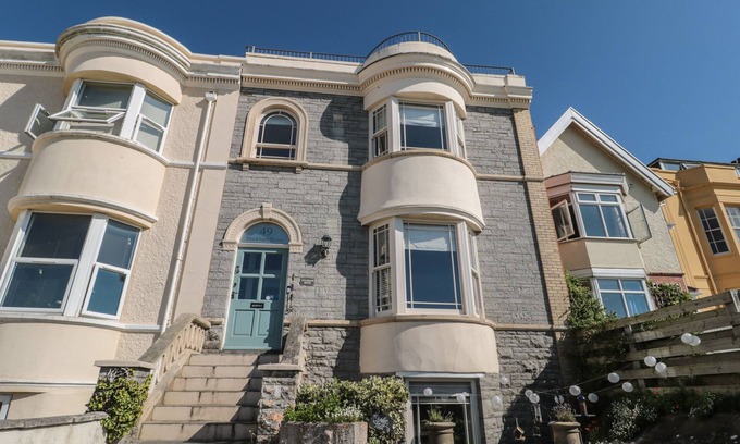 Burnham-on-Sea Casa | 49 ESPLANADE, pet friendly, country holiday cottage in Burnham-On-Sea