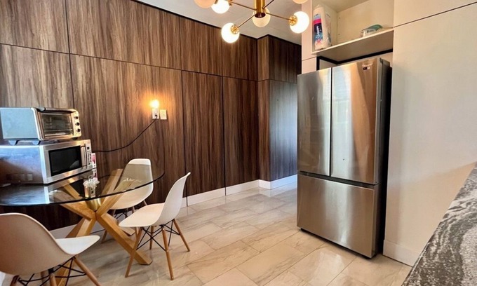 Bridgeview Casa | 4B/1BA Cozy Eclectic House