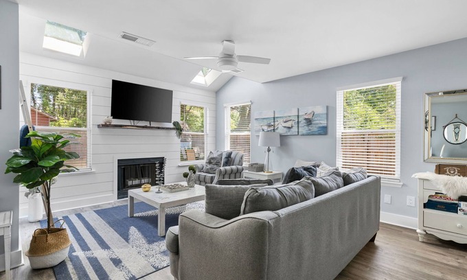 Mount Pleasant Casa | 4BD Home 3 Miles To Isle Of Palms - Coastal Haven