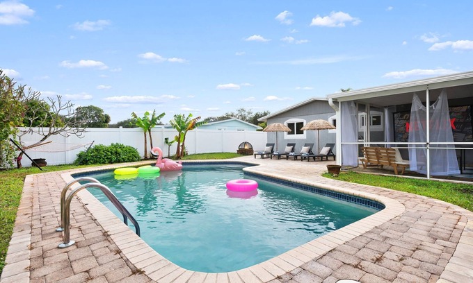 Plantation Casa | 4BD w/ Heated Pool, Game Room & BBQ - Beach Nearby
