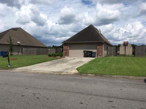 Gonzales Casa | 4BR 2BA Family Home On a Lake