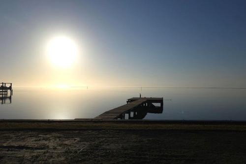 Davis Casa | 4BR Soundfront cottage Private Dock Fishing