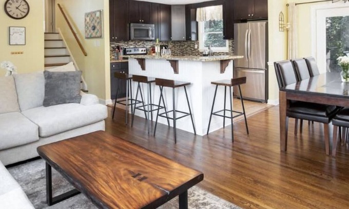 Beverly Woods Casa | Explora Charlotte, siéntete como en casa 🏡