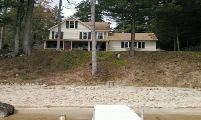 North Sebago Casa | Hermosa casa frente al lago en el lago Sebago, 100 pies de la playa de arena