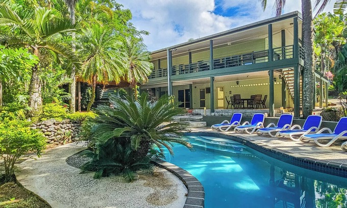 Muri Cabina | 5-Bedrm Family Oasis: Private Lodge w Pool, Sleeps 14, 3 Apartments, Free WIFI