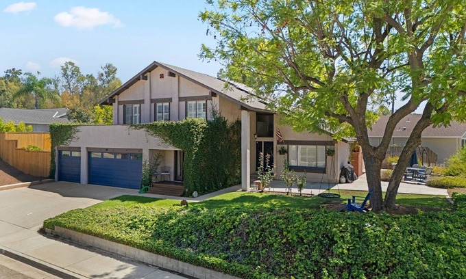 Bonita Otro | 5-Bedroom Farmhouse near Country Club