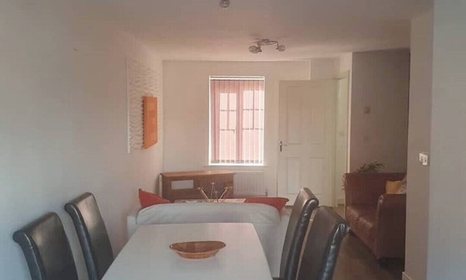 Rugby Casa | 5 bedroom large home with Parking in Rugby