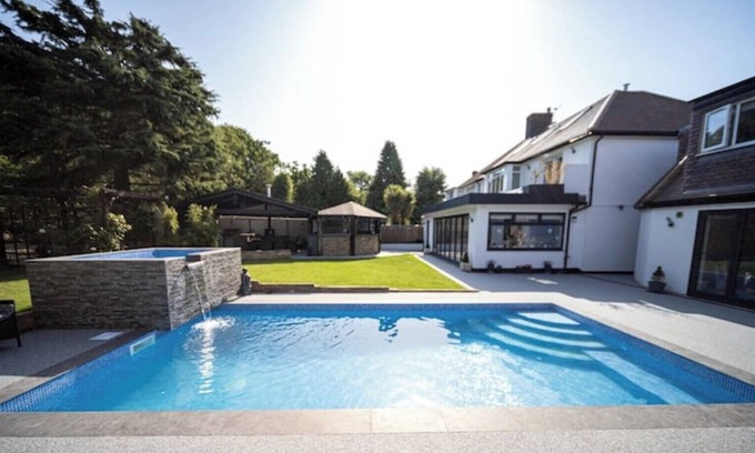 Eltham South Casa | 5 Bedrooms, Gym, Pool, Hot Tub, Outside Bar, Outside Kitchen Close to London...