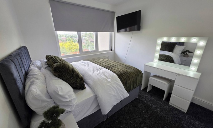 Woodthorpe Casa | 5 Beds, 7 Guests, Private Garden, Free Parking