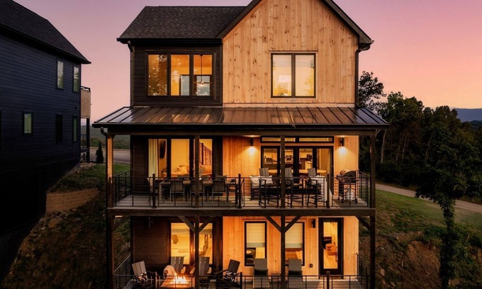 Sevierville Cabina | 5 BR|5 BA| Sleeps13|Game Room| Rooftop w Hot Tub | Movie Room| Free Tkts