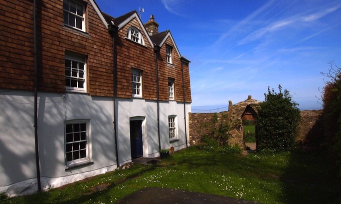 Newport Casa | 5 * Magnificent C18th Rectory sleeps 21 with Huge Garden, Games room and Hot Tub
