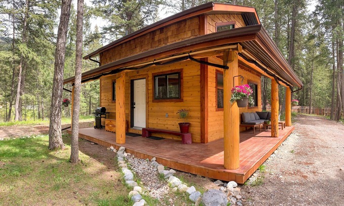 Golden Cabina | 5 min from town, great access to outdoor activities, quiet, plenty of space!