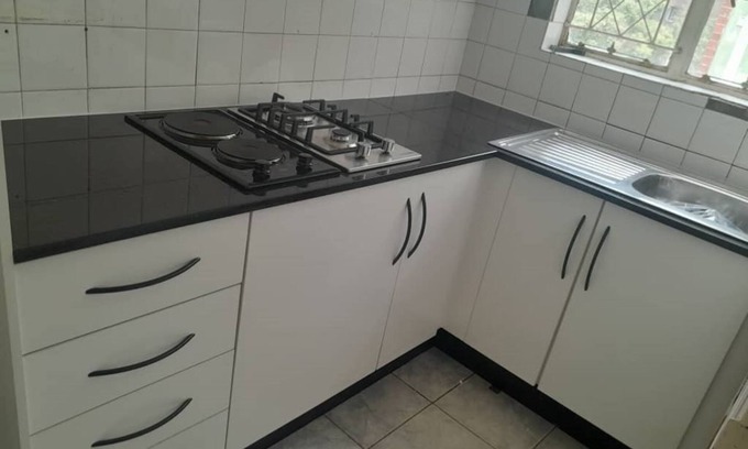 Harare Apartamento | 5 minutes into the city. Family sized unit with newly fitted kitchen.