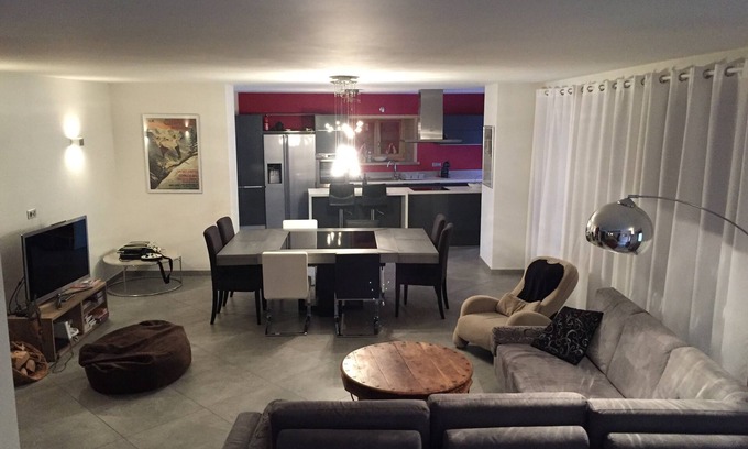 Sixt-Fer-a-Cheval Chalet De Esquí | 5 minutes to Grand Massif Express. Next to ski bus stop. Large living space.