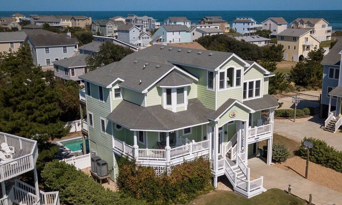 Duck Casa | 5 O'Clock Somewhere: Close to Beach, Dog-Friendly, Hot Tub & Pool