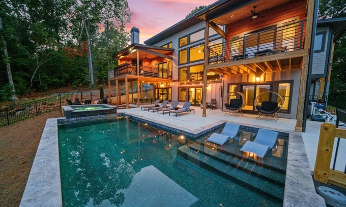 Ellijay Cabina | 5BR Luxury Cabin w/Private Outdoor Pool & Pickleball/Basketball Court!