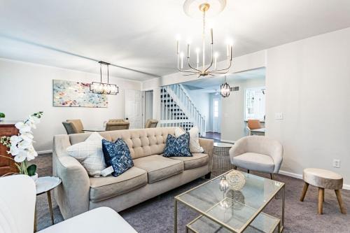 North Raleigh Casa | 5br w community Pool close to North Hills!