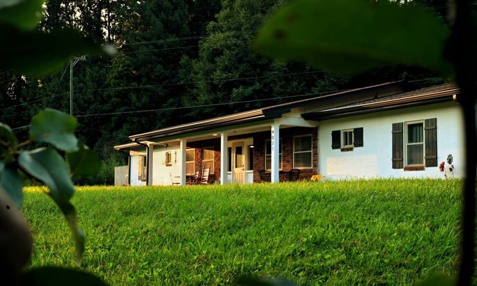 Andrews Casa | 5min to Breweries and 25min to Tail of the Dragon. Pool table + pet friendly!