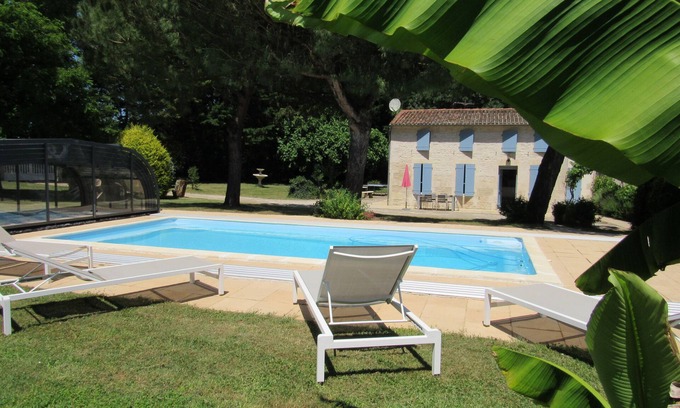Nancras Casa | encantadora casa de piedra Nancras con piscina y amplio jardín a la sombra