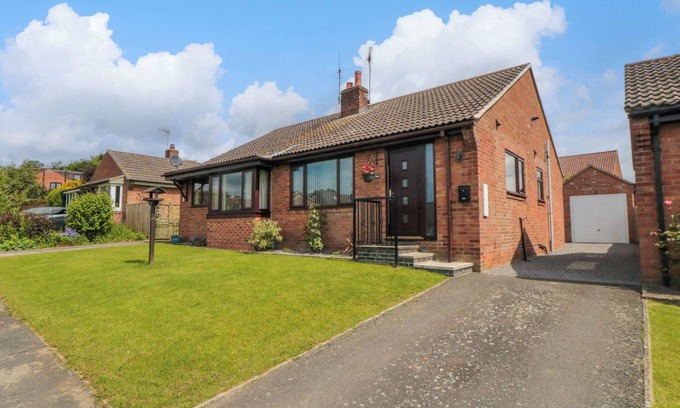 Ampleforth Cabaña | 6 FAIRFAX CLOSE, family friendly, with a garden in Ampleforth