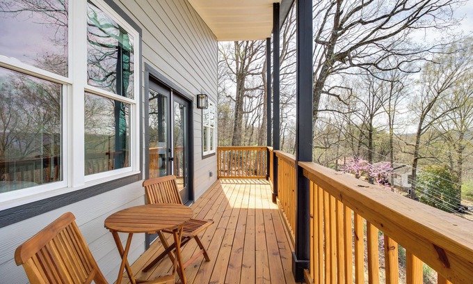 Rossville Cabaña | 6 Mi to Chattanooga: Home w/ Balcony & Dtwn Views!