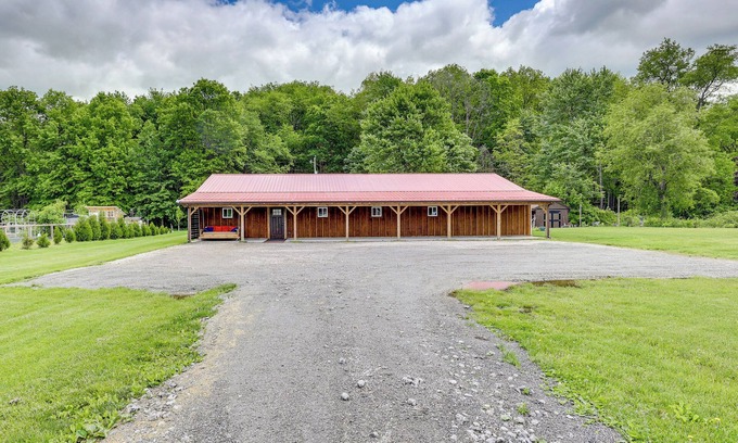 Dover Casa | 6 Mi to Main Street: Dog-Friendly Home in Dover!