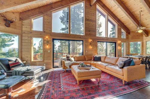Kingswood Estates Casa | 6 Mi to Ski Slopes! Family Tahoe Cabin with 3 Decks