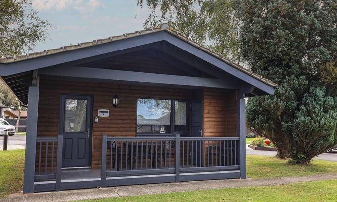 Combpyne Cabaña | 6 PINEWOOD RETREAT, family friendly, with pool in Lyme Regis