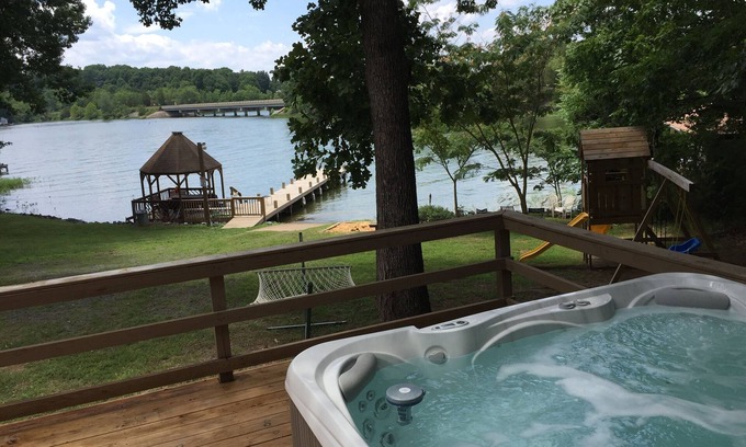 Mineral Casa | 5BR - 225 pies Waterfront W / Dock, Hot Tub y Pvt. Rampa del barco! Remodelación de la cocina 2019 !!