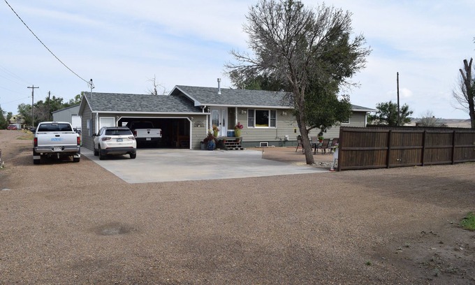 Nashua Casa | 7 minutes to dredge cuts. 15 minutes to fort peck marina. Hunters paradise.