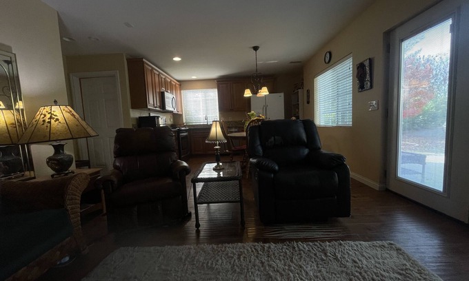 Temecula Casa | 7 minutes to grocery and wine country - 1 bed/ 1bath w/laundry and full kitchen.