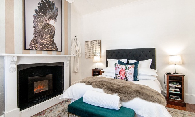 Central Mudgee Apartamento | 70 On Mortimer "Black Cockatoo Room" is a self contained 1 bedroom unit