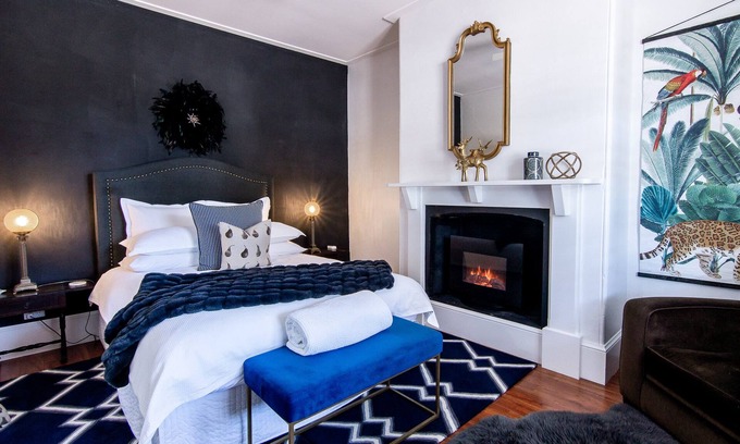 Central Mudgee Apartamento | 70 On Mortimer "Jungle Room" is a newly renovated self contained 1 bedroom unit