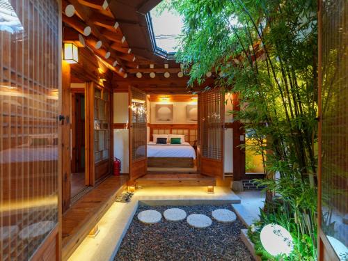 Seochon Villa | #8월오픈할인# 경복궁역 도보 4분#한옥#전통체험#경복궁,인사동,북촌,서촌,광화문,명동, 동대문 바로 옆#짐보관# 9인#호텔침구#각방에어컨#무료와이파이#세탁건조기#교통최고