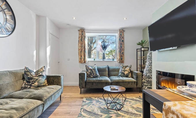 Heworth Casa | 8 Eighth Ave · Retreat On The Green - Beautiful 4-Bed Home | Pass The Keys