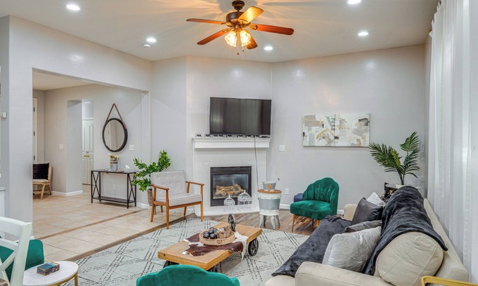 Greenacres Casa | 8 Mi to Beach Park: Bakersfield Gem w/ Yard!