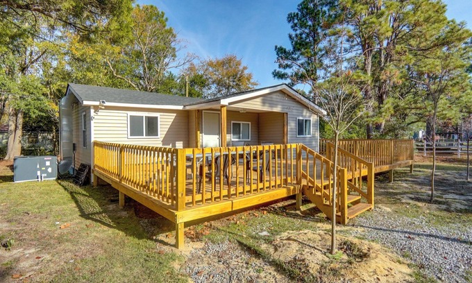 Aberdeen Casa | ~ 8 Mi to Pinehurst: Cozy Home w/ Extended Deck!