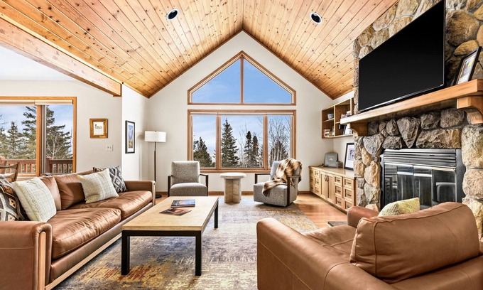 Tofte Cabina | Game Garage, King Beds, Family-Friendly, Views