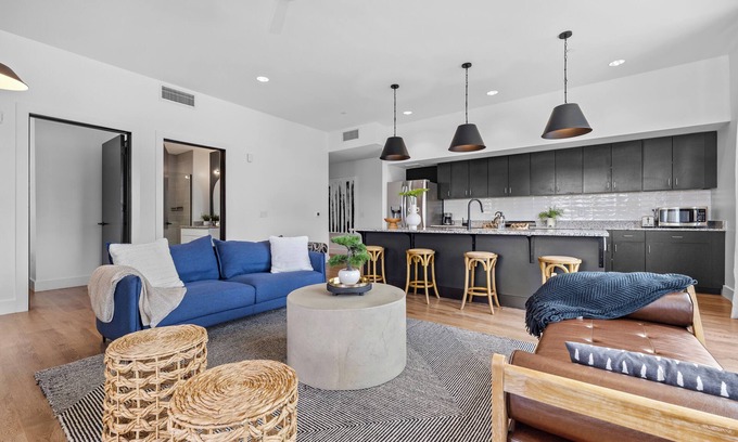 Historic Waverly Condominio | 8 Minutes to Broadway-Balcony-King Beds-Walkable