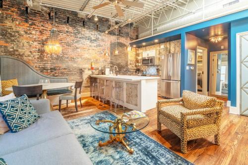 Downtown Asheville Apartamento | 80 Lex 203 Eclectic Industrial Apt