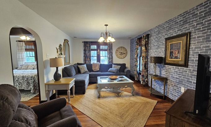 Mattoon Apartamento | 803 Edgar just 5 minutes from the Emerald Acres Sports complex.