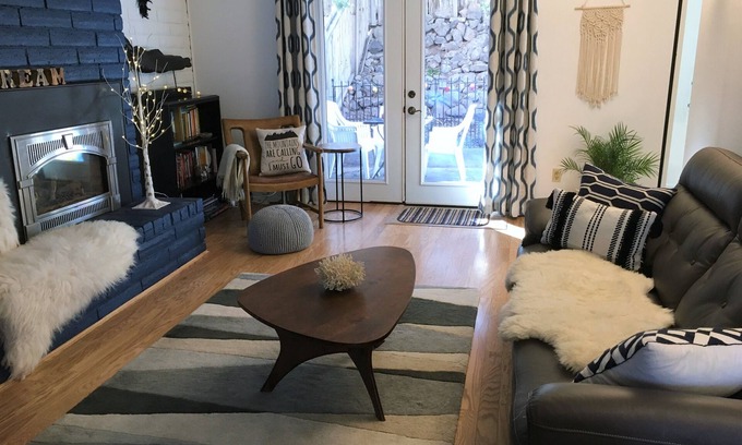 Los Alamos Casa | Casa adosada con patio en el centro de Los Alamos. Tarifas gubernamentales disponibles.