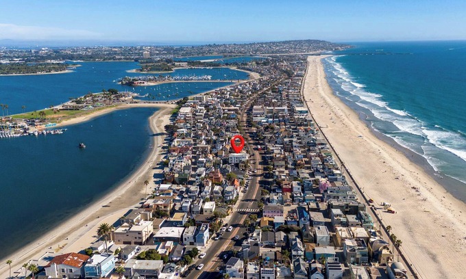 Mission Beach Villa | 9 Bedrooms-7 Bath-2 Kitchens-Parking-Sleeps 22!